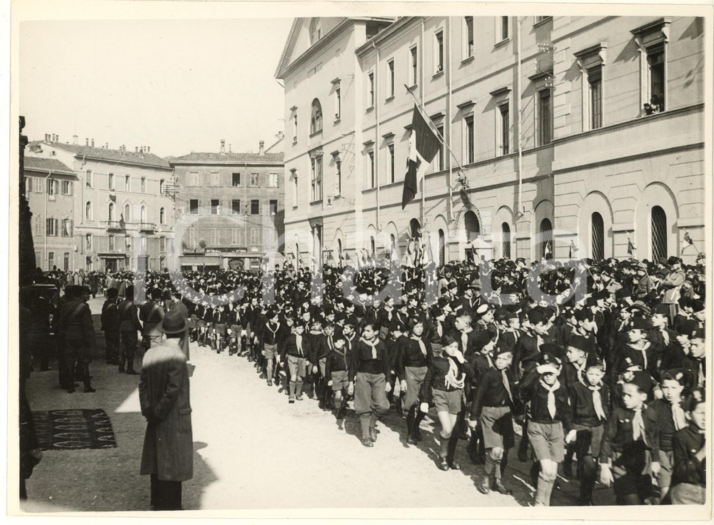 Fotografia d epoca originale 1932 MILANO Anniversario Vittoria  Avanguardisti in piazza Sant Ambrogio Foto 1