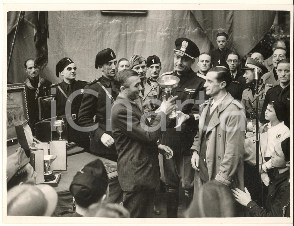 Fotografia d epoca originale 1938 MILANO Federale Rino Parenti premia gara bocciofila combattenti Foto 1