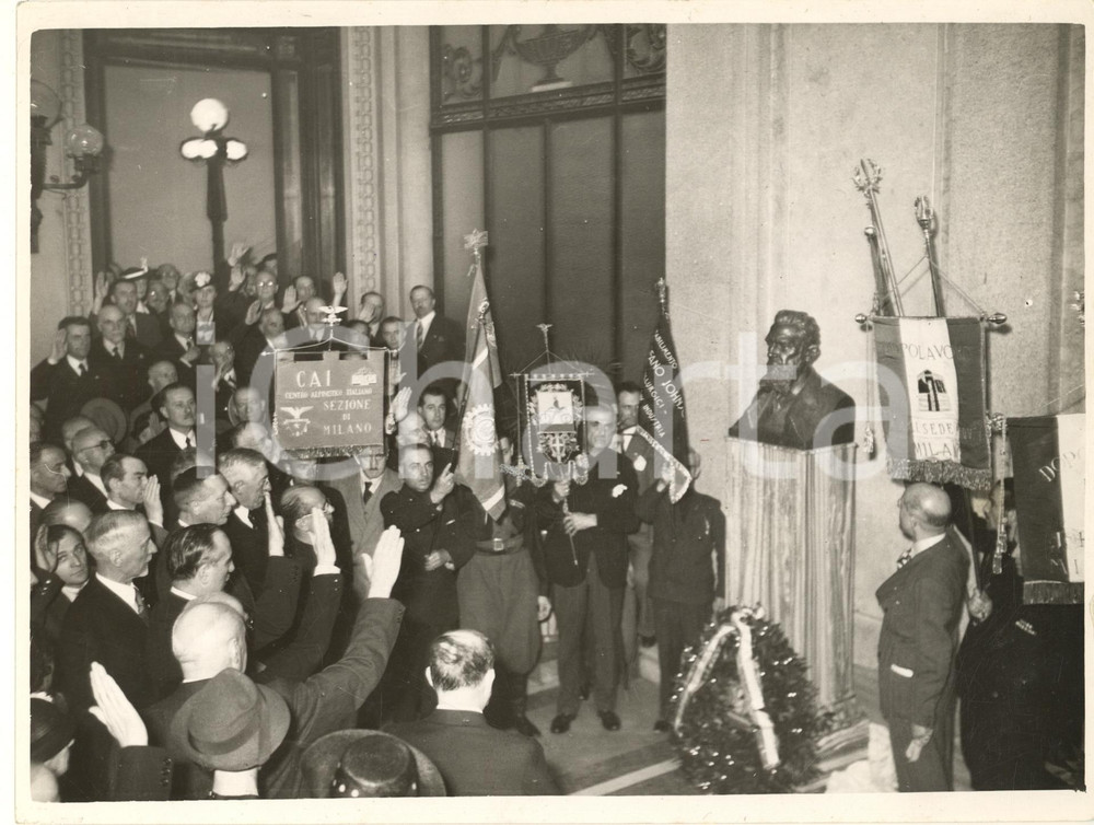 Fotografia d epoca originale 1938 MILANO Touring Club  Ministro BENNI allo scoprimento del busto di JOHNSON 1