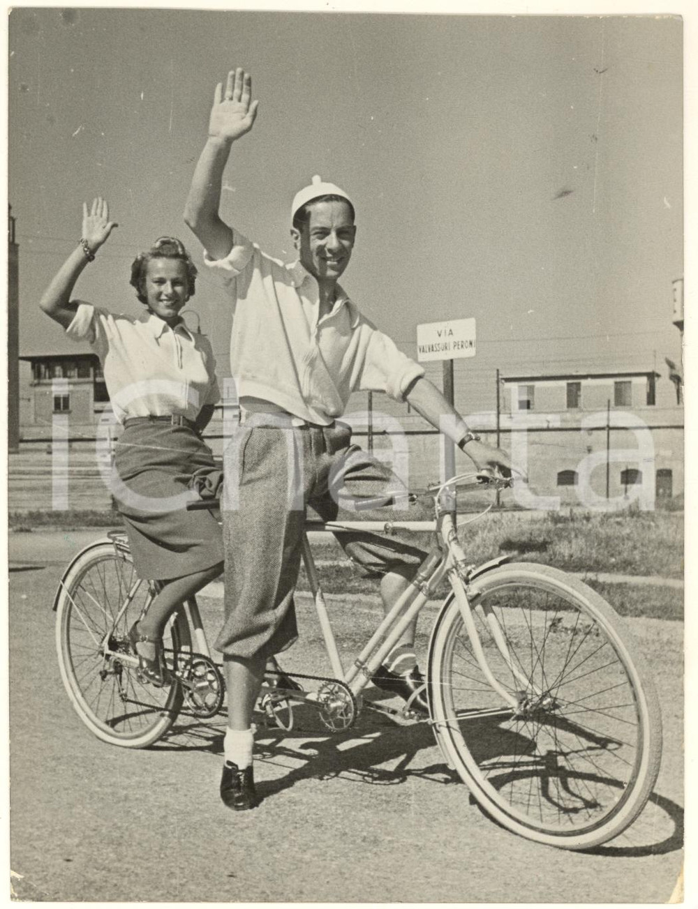 Fotografia d epoca originale 1939 COSTUME MILANO Via Valvassori Peroni  Coppia in tandem Foto 13x18 1