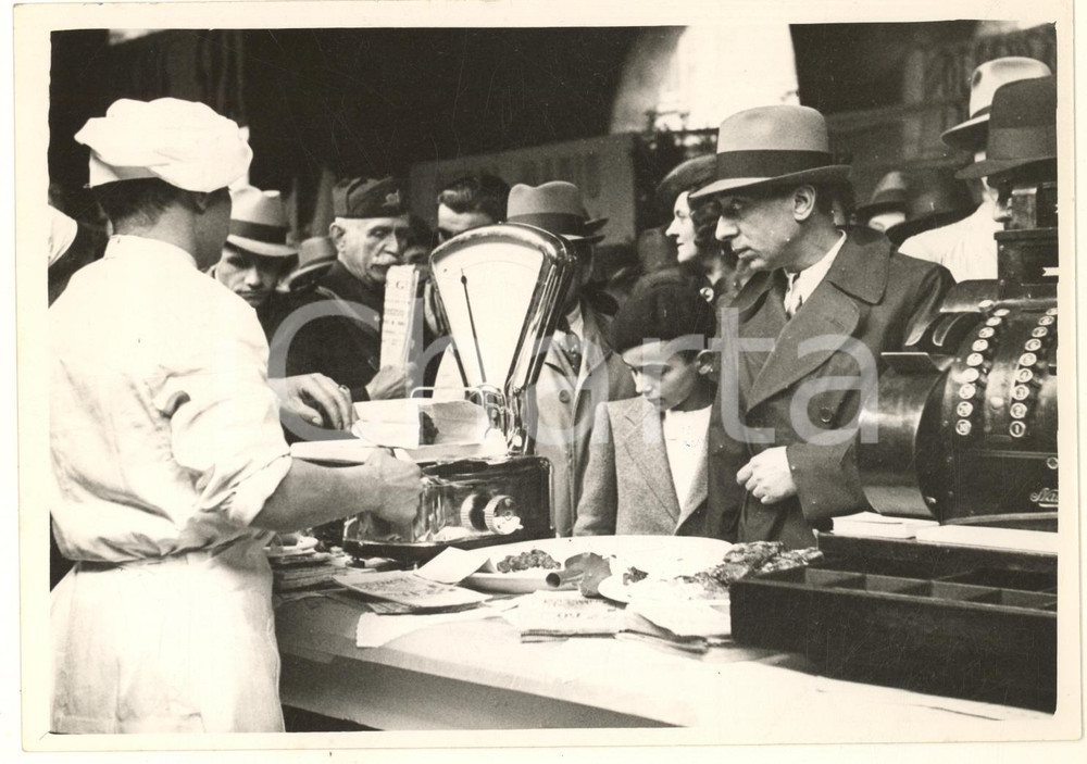 Fotografia d epoca originale 1939 MILANO Loggia dei Mercanti  Settimana del pesce  Banco frutti di mare 1