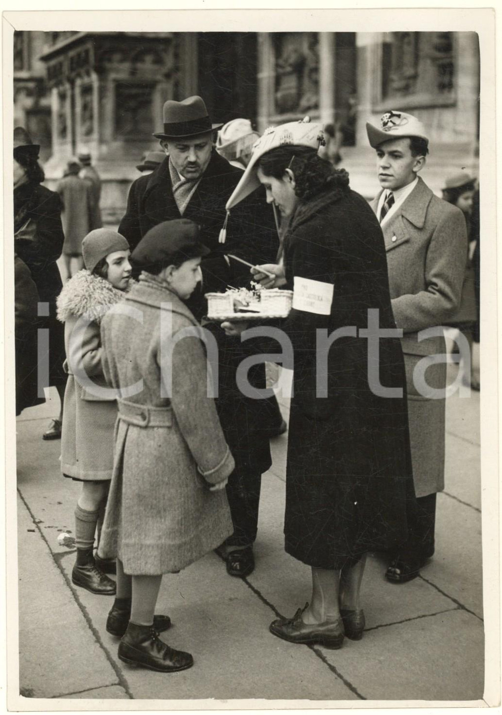 Fotografia d epoca originale 1939 MILANO Piazza Duomo  Studenti Università Cattolica distribuiscono fiori 1