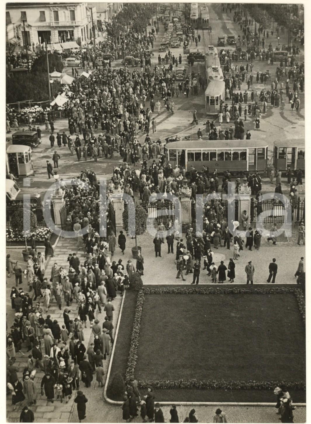 Fotografia d epoca originale 2 Novembre 1939 MILANO Commemorazione Defunti  Folla al Cimitero Maggiore Foto 1