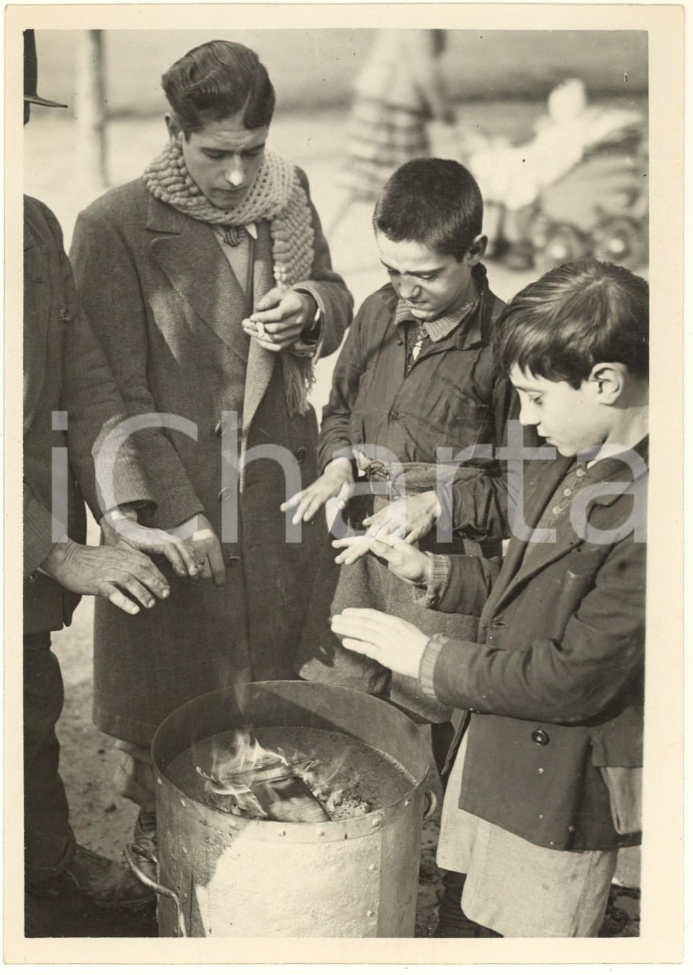 Fotografia d epoca originale Novembre 1938 MILANO Ragazzi si scaldano al fuoco delle caldarroste Foto 1