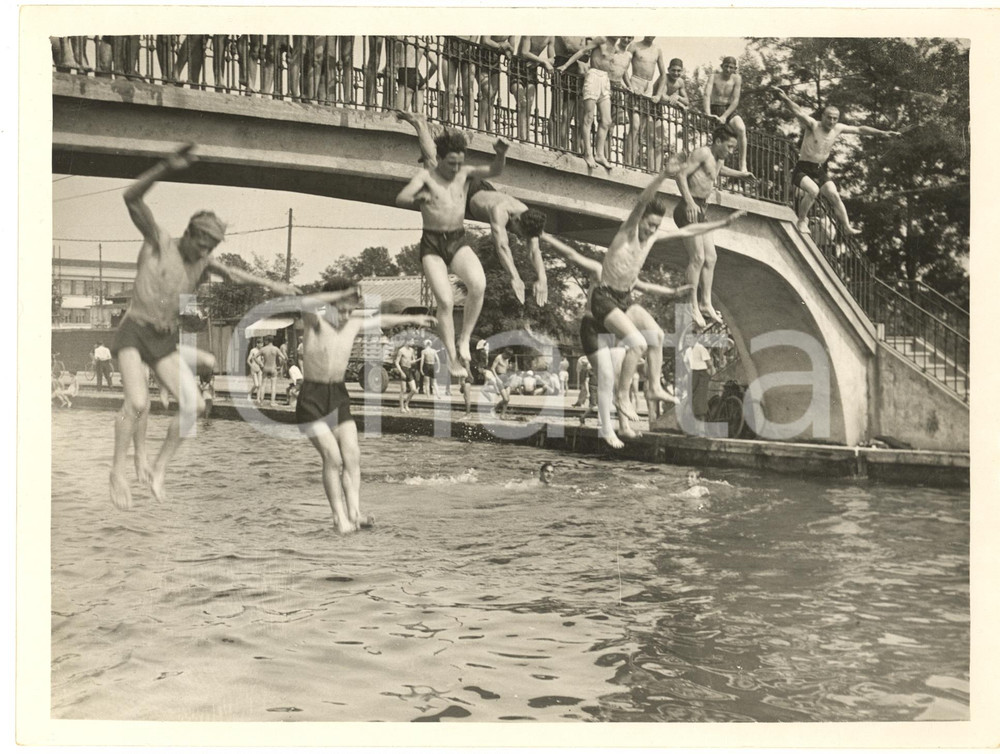 Fotografia d epoca originale Giugno 1937 MILANO Gara di tuffi nel Naviglio  Fotografia 24x18 cm 1
