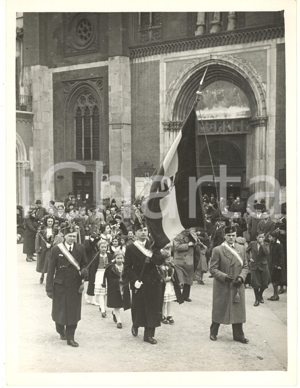 Fotografia d epoca originale 1938 MILANO Chiesa San Marco  Benedizione bandiera del circolo ungherese Foto 1