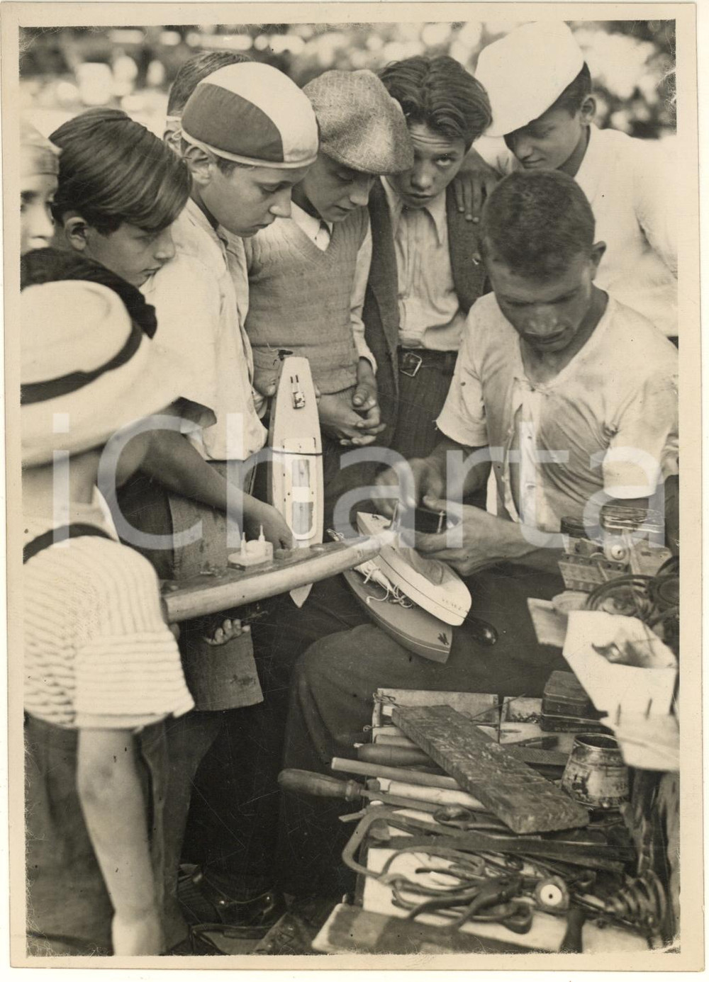 Fotografia d epoca originale 1939 MILANO Meccanico aggiusta le barchette dei bambini ai giardini Foto 1