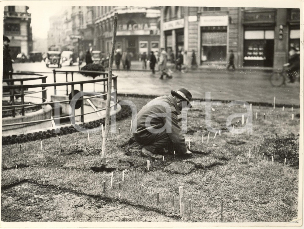 Fotografia d epoca originale 1938 MILANO Piazza Duomo  Sistemazione delle aiuole per la primavera  Foto 1