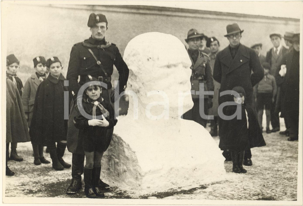 Fotografia d epoca originale 1933 MILANO Busto di Mussolini fatto dai balilla del Gruppo GANDOLFO nella neve 1