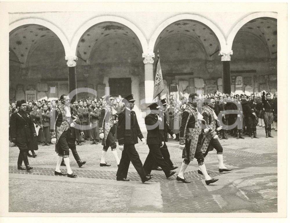 Fotografia d epoca originale 1938 MILANO Castello Sforzesco  Primo tricolore parte per il Collegio Militare 1