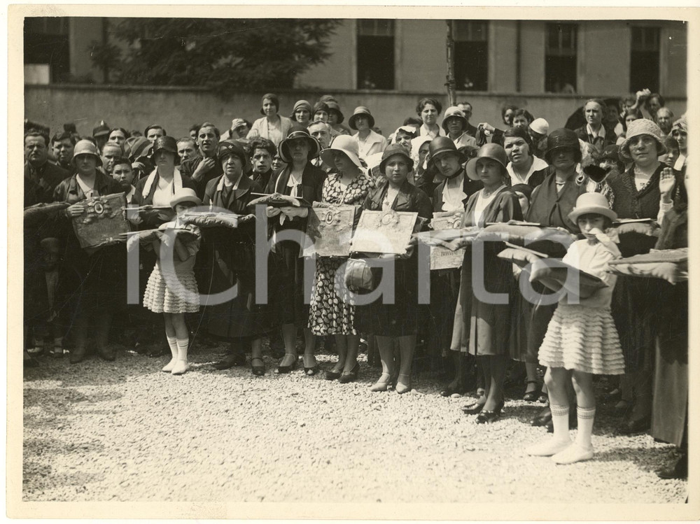 Fotografia d epoca originale 1940 ca MILANO GRECO Targhe per i Caduti in guerra da porre nelle scuole Foto 1
