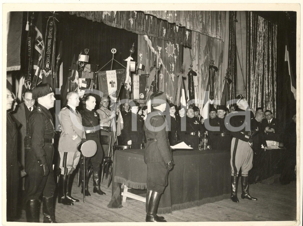 Fotografia d epoca originale 1938 MILANO Teatro Verdi  Discorso Rino PARENTI  Premiazione alunni Foto 1