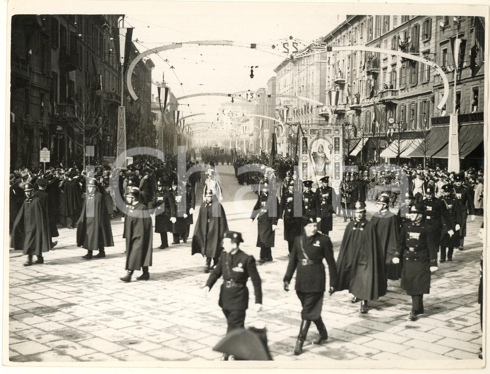 Fotografia d epoca originale 1936 MILANO PORTA VITTORIA Celebrazione Cinque Giornate  Gonfalone S. Ambrogio 1