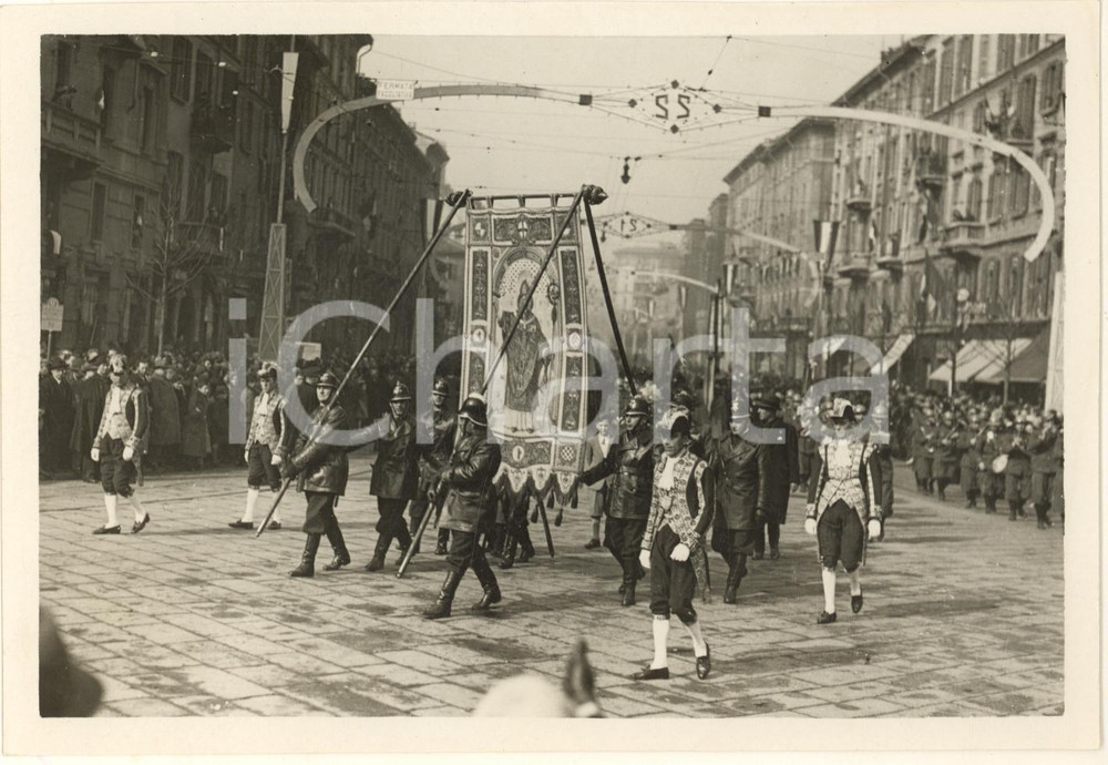 Fotografia d epoca originale 1936 MILANO PORTA VITTORIA Commemorazione Cinque Giornate Gonfalone S. Ambrogio 1
