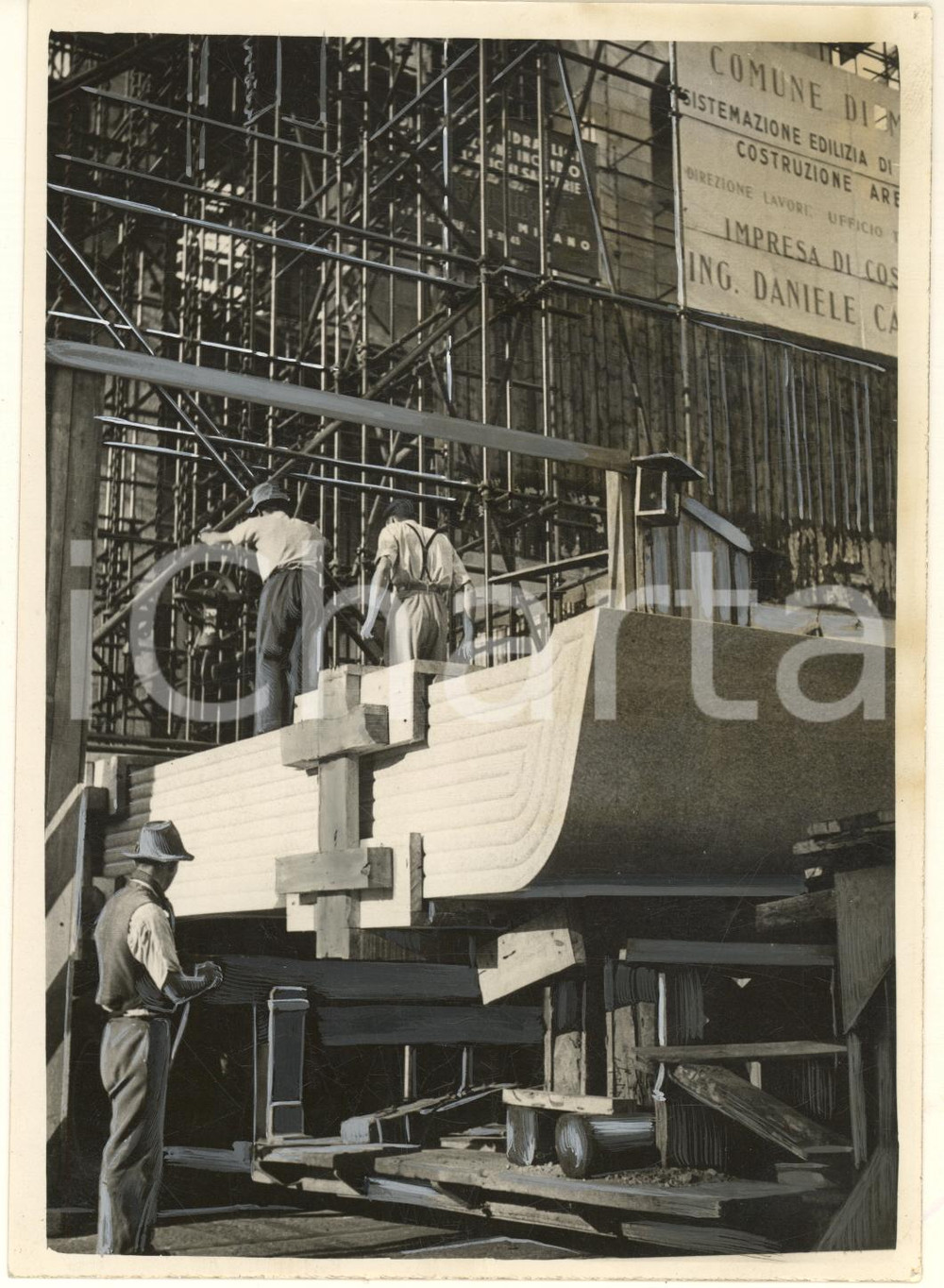 Fotografia d epoca originale 1942 ARCHITETTURA MILANO Monolito di 300 quintali per la pedana dell Arengario 1