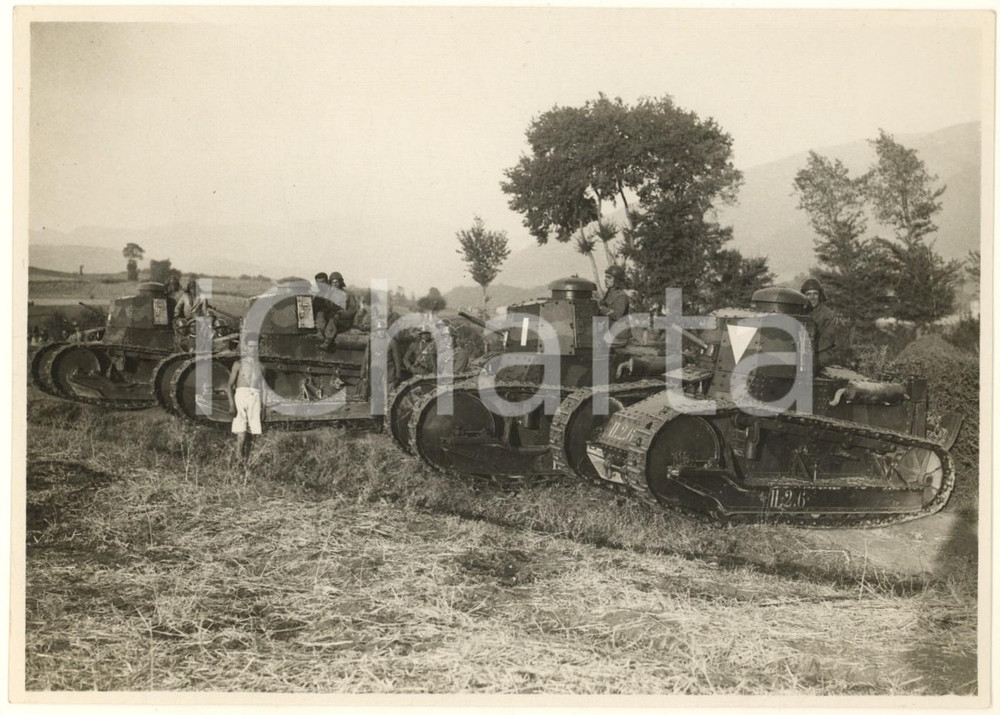Fotografia d epoca originale 1930 ca GRANDI MANOVRE Area di ROMA  Carri armati pronti all attacco Foto 1