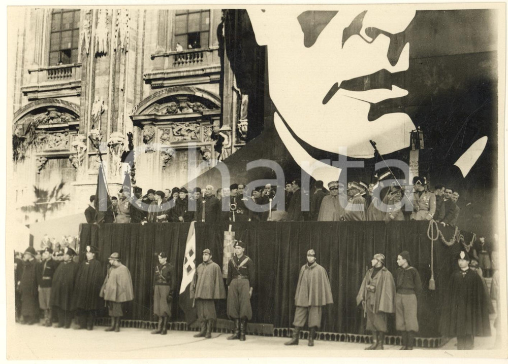 Fotografia d epoca originale 1933 MILANO Piazza Duomo  Palco delle autorità per visita del Duce Foto 1