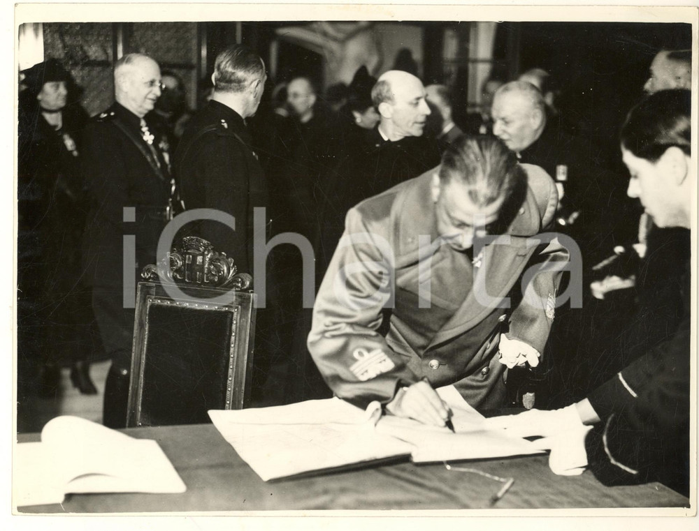 Fotografia d epoca originale 1937 MILANO Conte di Torino firma l Albo d Oro della sezione marinara Foto 1