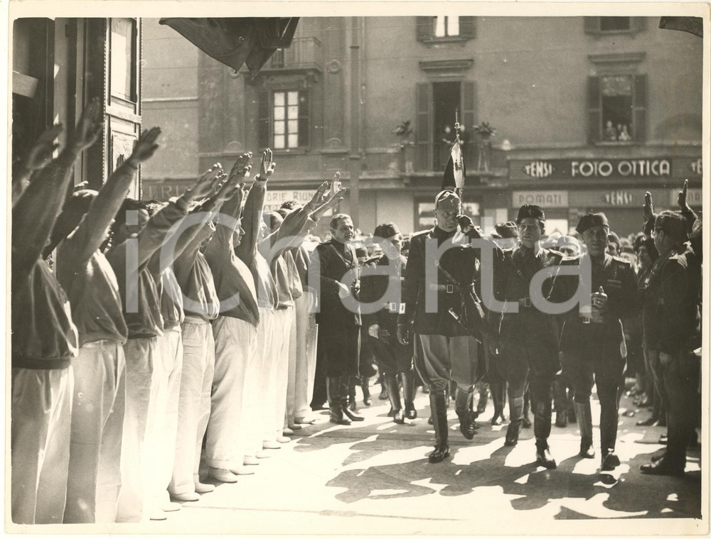 Fotografia d epoca originale 1938 MILANO Teatro PUCCINI Rino PARENTI incontra sportivi del Dopolavoro Foto 1