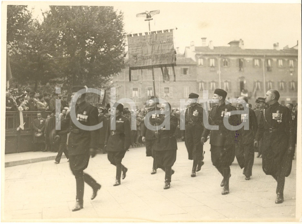 Fotografia d epoca originale 1935 MILANO Istituto del Nastro Azzurro  Sfilata presso il Monumento ai Caduti 1