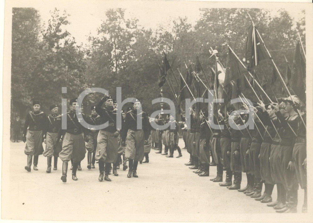 Fotografia d epoca originale 1933 MILANO Annuale Fasci Giovanili  Rino PARENTI passa in rivista le schiere 1
