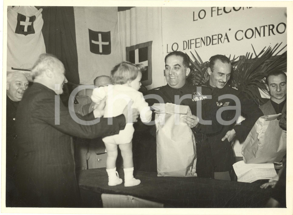 Fotografia d epoca originale Dicembre 1940 MILANO Distribuzione pacchi natalizi alla T.E.  Foto 2 1