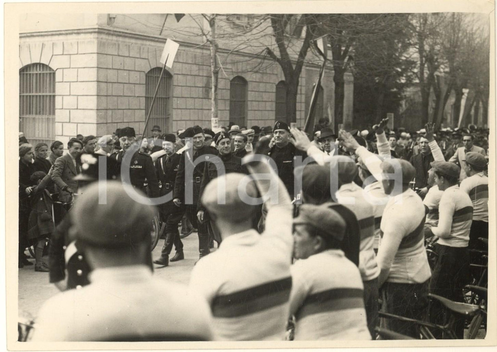 Fotografia d epoca originale 1938 MILANO Giornata della Neve  Achille STARACE con i dopolavoristi ciclisti 1