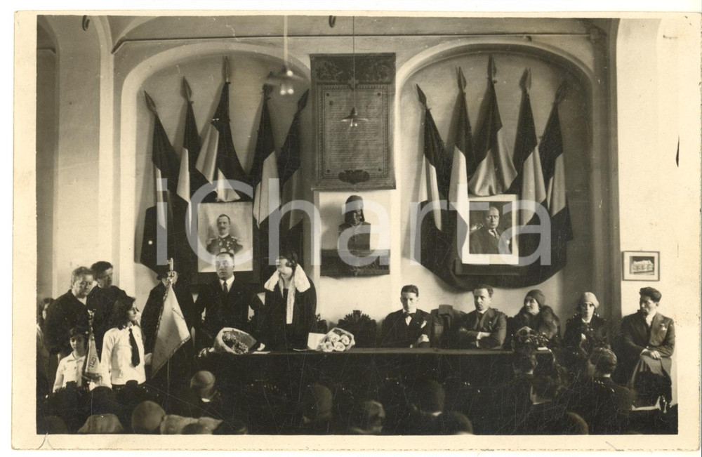 Fotografia d epoca originale 1930 MILANO Scuola Manzoni  Gagliardetto Giovani Italiane  Rachele DEL LATTE 1