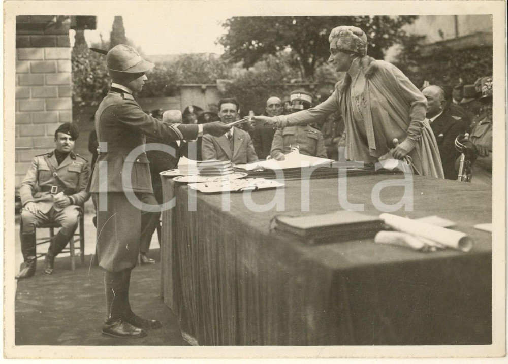 Fotografia d epoca originale 1935 ca MILANO Celebrazione XXIV Maggio  Premiazione soldati per studi 1