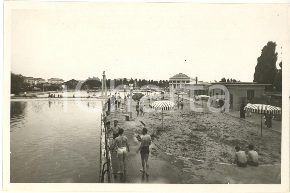 Fotografia d epoca originale 1936 LIDO DI MILANO Bagnanti a pochi giorni dall apertura Foto 18x13 cm 1