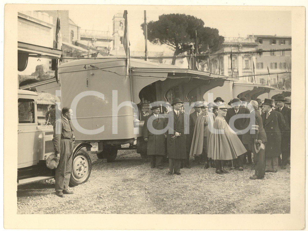 Fotografia d epoca originale 1930 ROMA Re Vittorio Emanuele III visita l autotreno del grano  Foto 24x18 cm 1