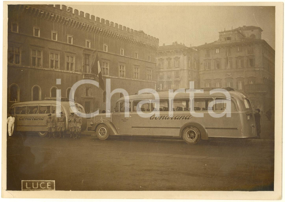 Fotografia d epoca originale 1937 ROMA Piazza Venezia  Automezzi GONDRAND destinati all Etiopia Foto 18x13 1