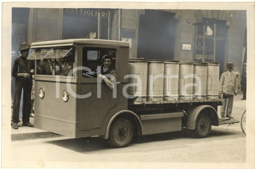 Fotografia d epoca originale 1930 MILANO Raccolta spazzatura su nuovo carro a motore elettrico Foto 18x12 cm 1