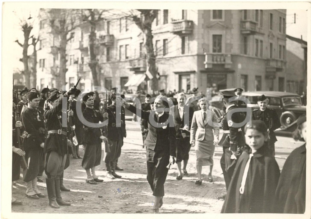Fotografia d epoca originale 1939 SESTO SAN GIOVANNI Dirigente Marziste arriva al nido della MARELLI Foto 1