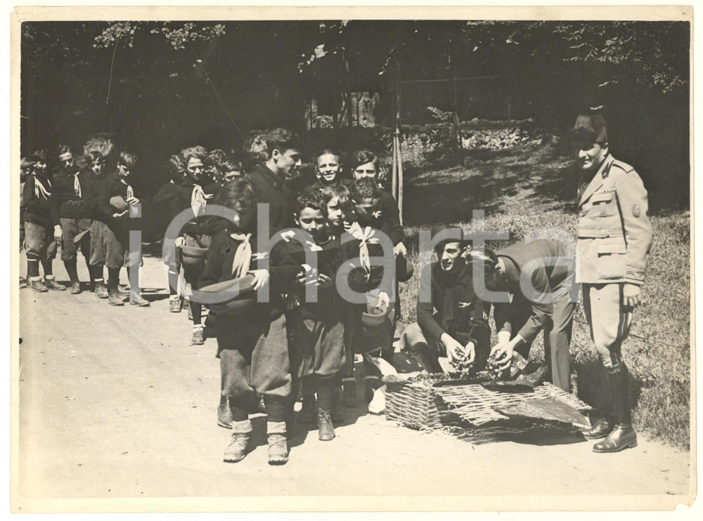 Fotografia d epoca originale 1931 MILANO Giardini pubblici  Distribuzione di ciliegie ai balilla Foto 1