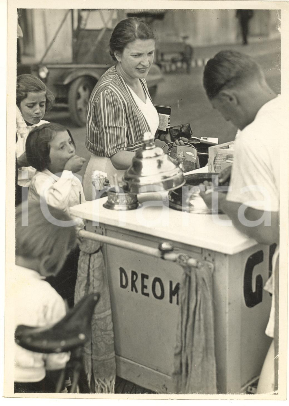 Fotografia d epoca originale Agosto 1939 COSTUME MILANO Gelataio ambulante Foto 13x18 cm 1