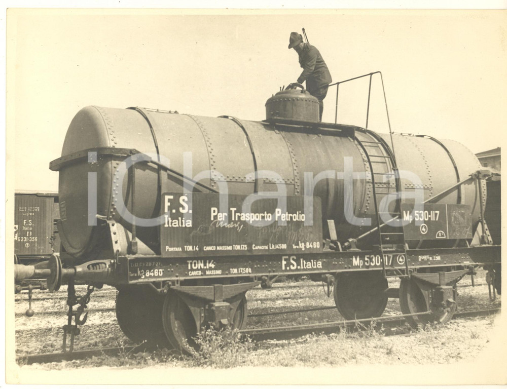 Fotografia d epoca originale 1940 ca F.S. ITALIA MILIZIA FERROVIARIA 3 Legione  Ispezione vagoni cisterna 1