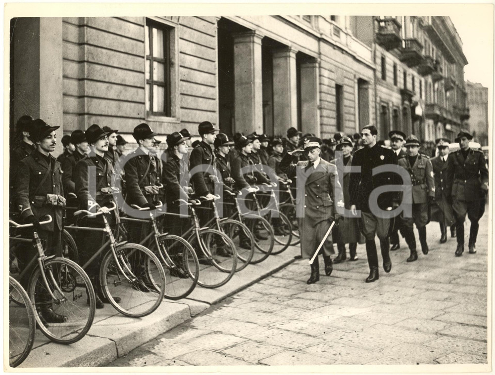Fotografia d epoca originale 1938 MILANO Palazzo Permanente  Duca di Bergamo passa in rassegna ciclisti GUF 1