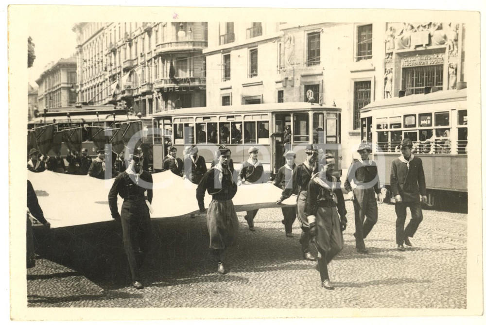 Fotografia d epoca originale 1931 MILANO Piazza Missori  Celebrazioni XXIV Maggio  Corteo universitari GUF 1