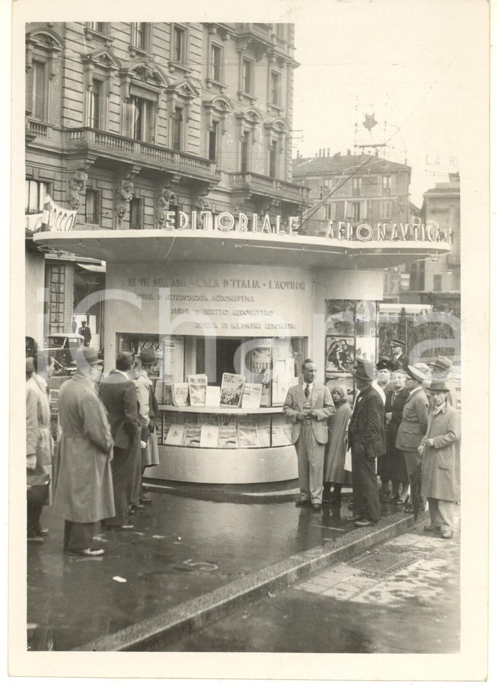 Fotografia d epoca originale 1938 MILANO Piazza Oberdan  Inaugurazione chiosco Editoriale Aeronautica Foto 1