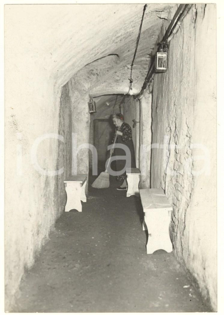 Fotografia d epoca originale 1939 WW2 MILANO Cantina allestita come rifugio antiaereo Foto 9x13 cm 1