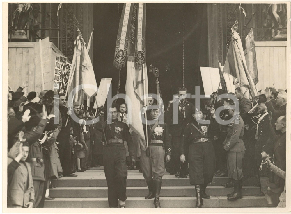 Fotografia d epoca originale 1935 MILANO Bandiere Mutilati e Combattenti escono dal Duomo dopo la Messa 1