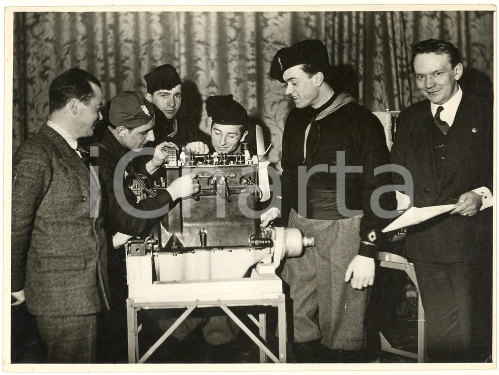 Fotografia d epoca originale 1933 MILANO Automobile Club  Esami giovani fascisti  Un motore Foto 1