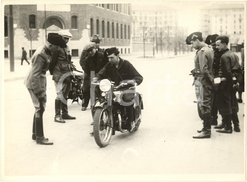 Fotografia d epoca originale 1933 MILANO Città Studi  Esami giovani fascisti aspiranti motociclisti Foto 1