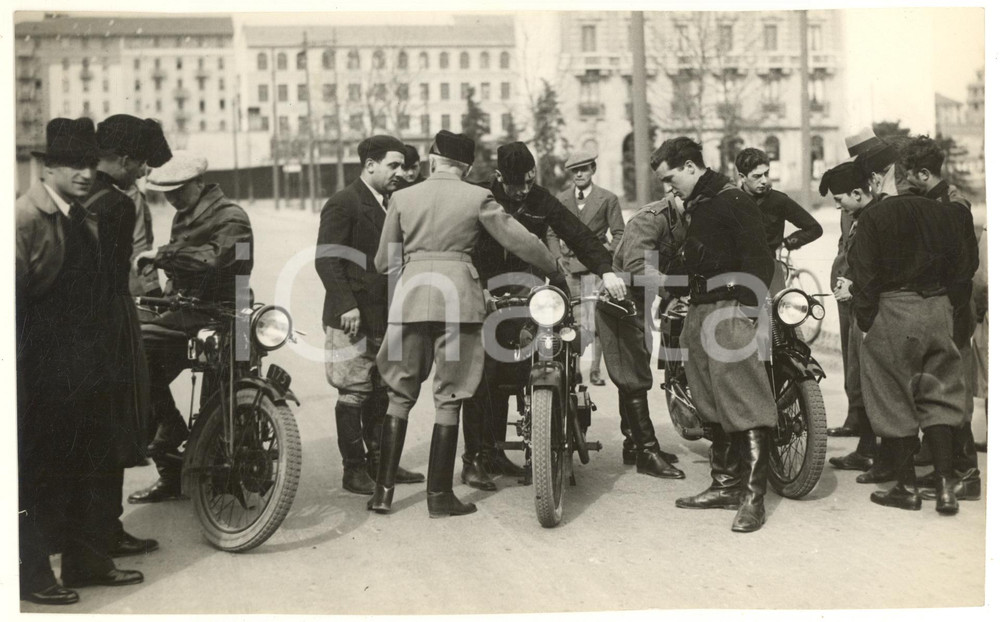 Fotografia d epoca originale 1933 MILANO Città Studi  Esami giovani fascisti per licenza motociclistica FOTO 1