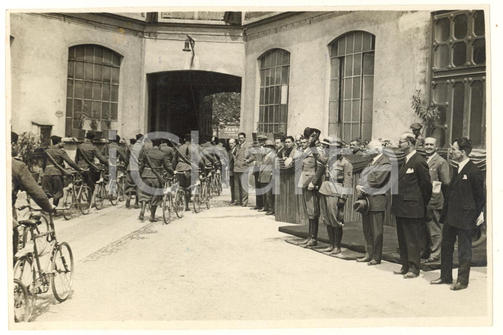 Fotografia d epoca originale 1930 MILANO Consegna di mille biciclette alla MVSN  Militi in rassegna Foto 1