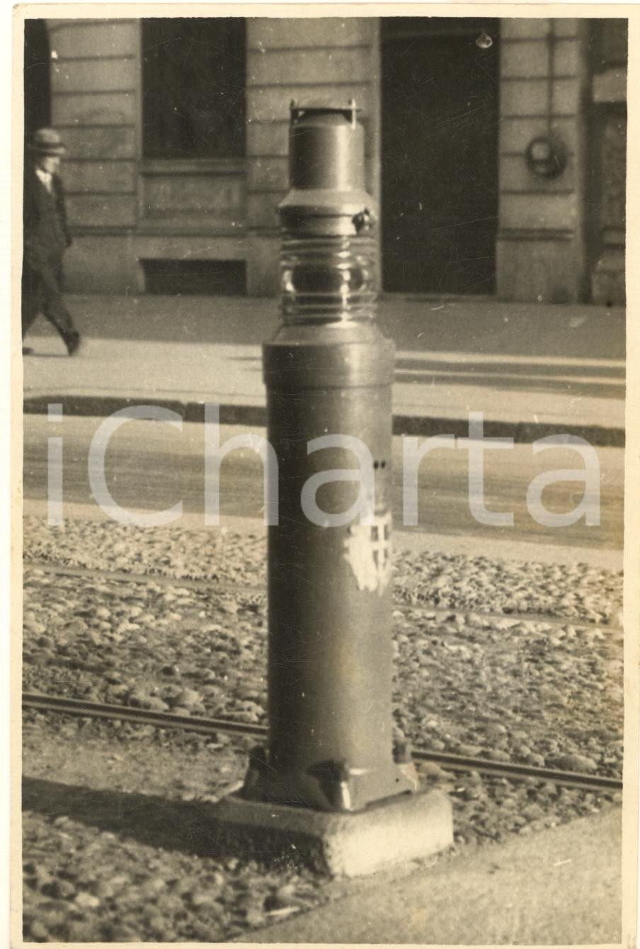 Fotografia d epoca originale 1930 COSTUME MILANO Nuove colonne per evitare incidenti agli incroci  Foto 1