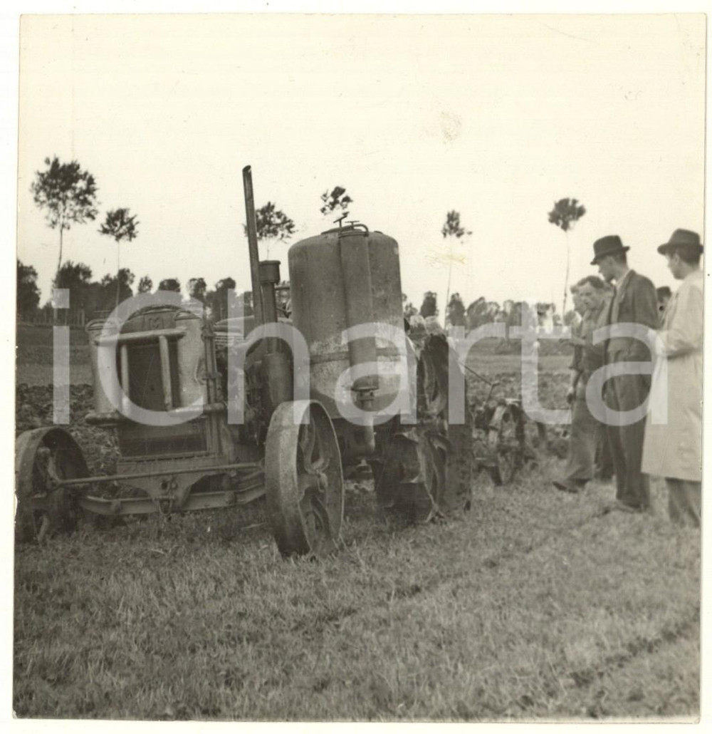 Fotografia d epoca originale 1941 AGRICOLTURA Area di MILANO  Nuovo trattore a carbone di legna  Foto 1