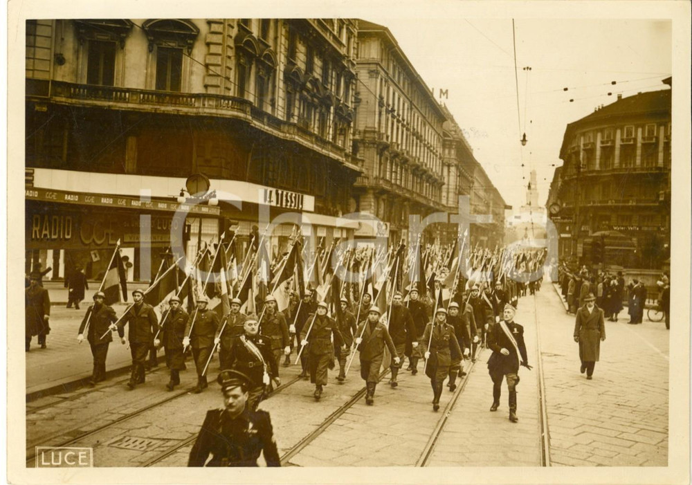 Fotografia d epoca originale 1941 MILANO Via Dante  Adunata legionari di Spagna e reduci Foto 18x13 cm 1