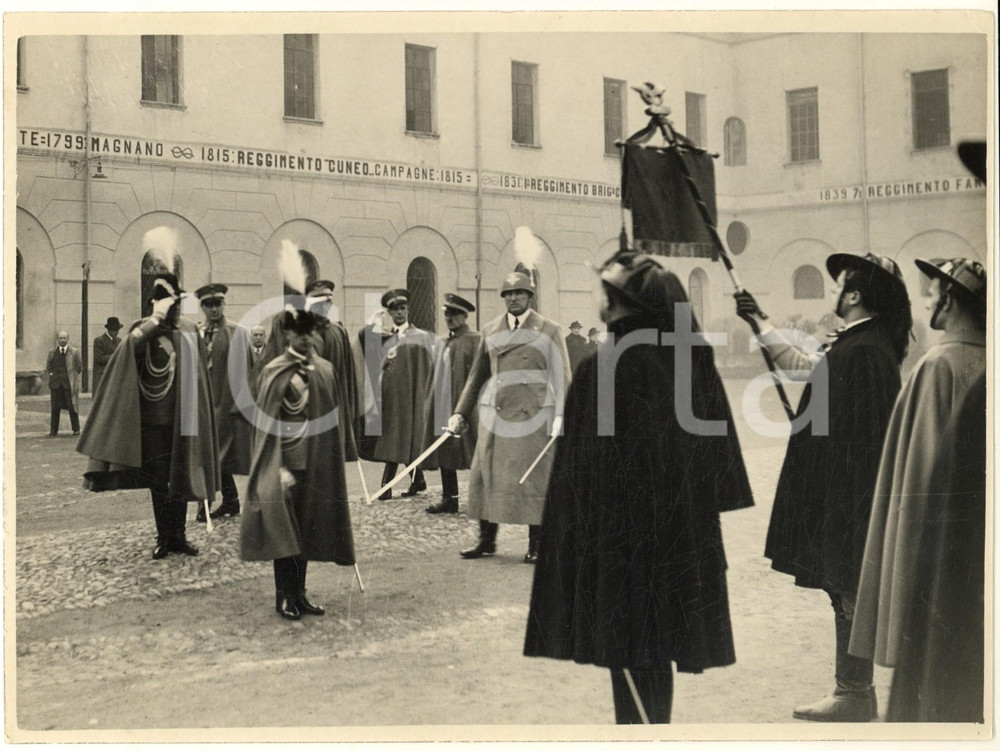 Fotografia d epoca originale 1936 MILANO Duca di Bergamo assume comando Divisione Legnano  Saluto ai labari 1